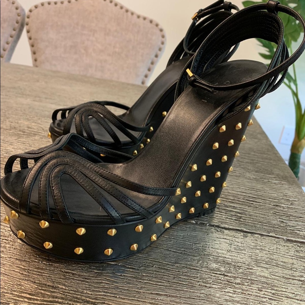 Black Gucci pumps with golden studs - Picture 2 of 4